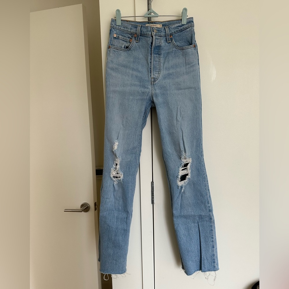 Levi’s Ribcage Straight Distressed Jean sz 26